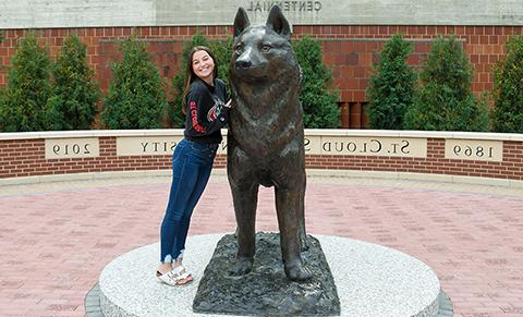 一位南加州州立大学的学生站在赫斯基广场